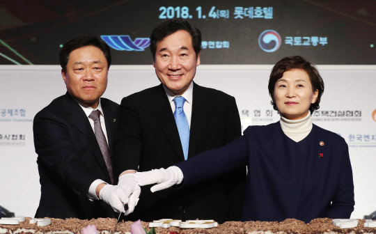이낙연 국무총리(왼쪽 두번째)가 4일 서울 롯데호텔에서 열린 2018 건설인 신년인사회에서 김현미 국토부 장관(맨 오른쪽)과 유주현 대한건설단체총연합회장과 축하 떡을 자르고 있다.  연합뉴스